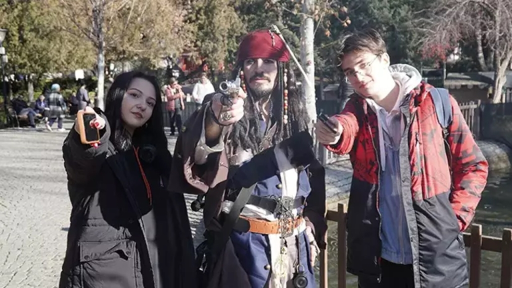 Jack Sparrow Sokaklarda Makine Ustasinin Kostumu Buyuk Ilgi Gordu1