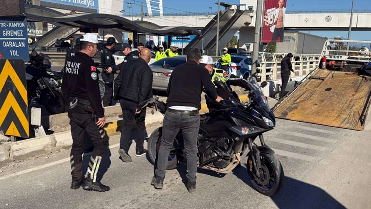 Trafik Polisi Motosikletten Savruldu Alkollü Sürücü Gözaltında