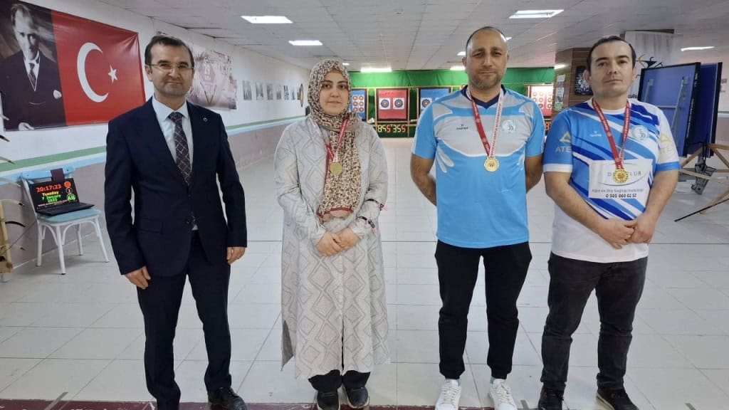 Madalyaları Fatsa İlçe Gençlik Spor müdürü Halil Bekyürek verdi